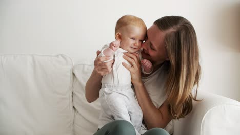 madre alegre y emocionada sosteniendo a un bebé lindo