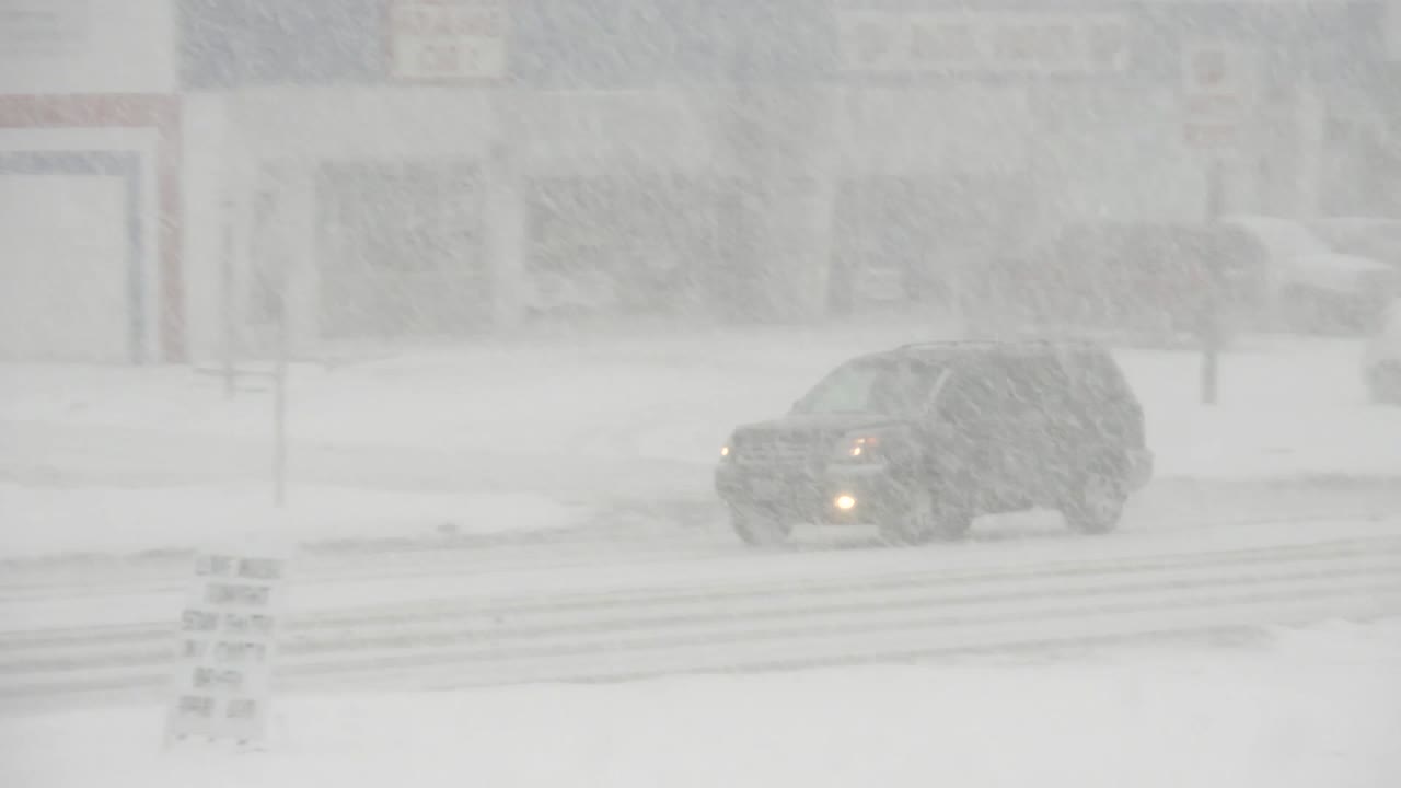 suv가 하이 스트리트에서 운전할 때 콜럼버스 오하이오의 눈 폭풍