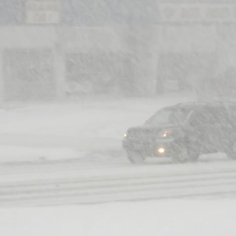 Tormenta-De-Nieve-En-Columbus-Ohio-Mientras-Suv-Conduce-En-High-Street