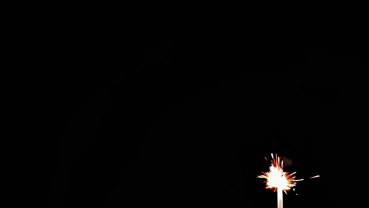 Video dinamico di una fontana luminosa che esplode su uno sfondo scuro, ripreso da un angolo basso