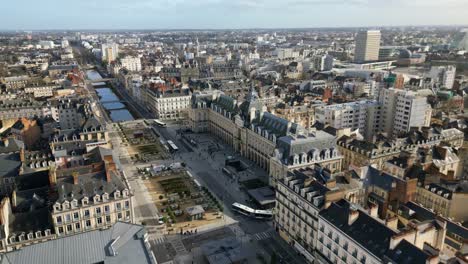 plaza de la república o place de la république y palacio de comercio en la ciudad de rennes, francia