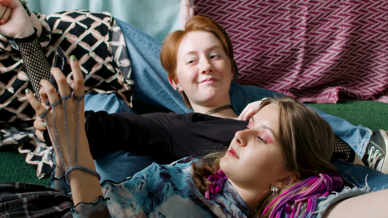 amigos en el dormitorio