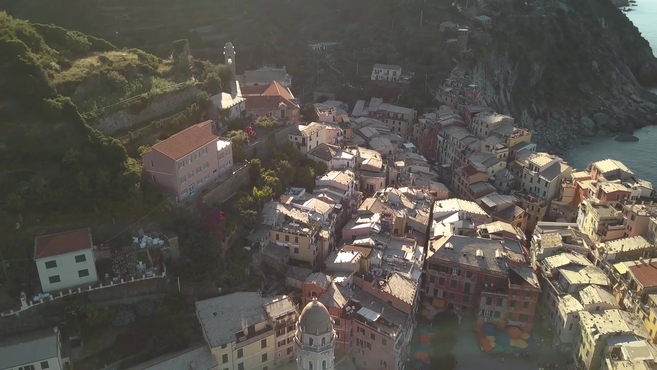 Droneshot circolare con inclinazione verso l'alto di un villaggio italiano all'alba 4K