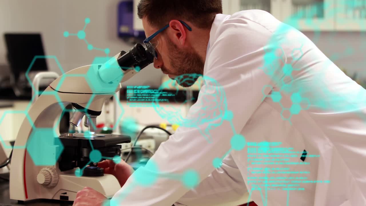 animación del procesamiento de datos científicos sobre un científico masculino utilizando el microscopio
