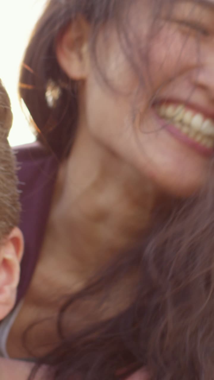 grupo de amigos sonriendo y riendo en el sol