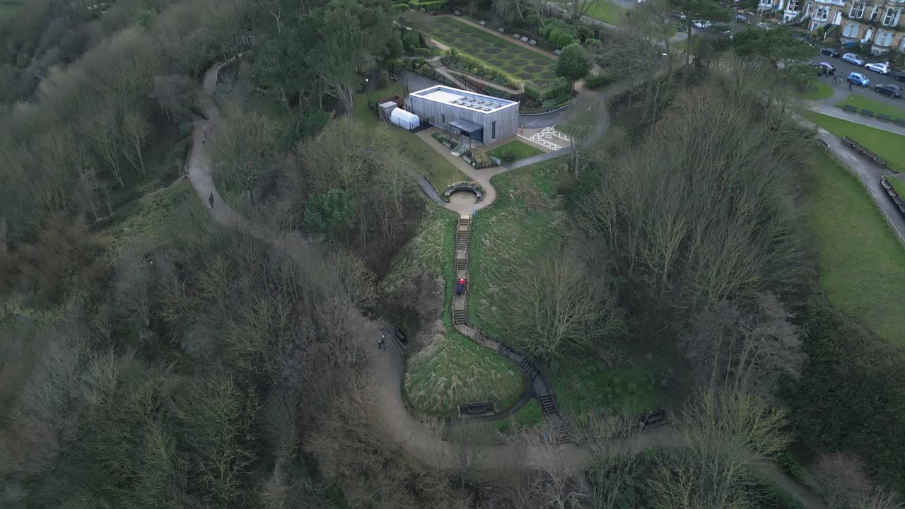 영국 스카버러 만 에 있는 두꺼운 나무 와 작은 길 사이 에 있는 집 의 공중 뒷면 사진