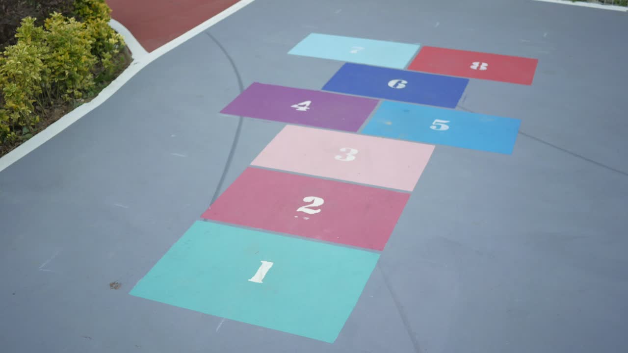 juego de hopscotch en un patio de recreo