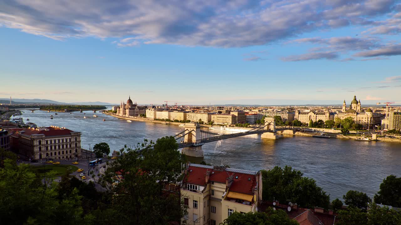 Time-lapse di Budapest che mostra il Danubio e lo skyline della città