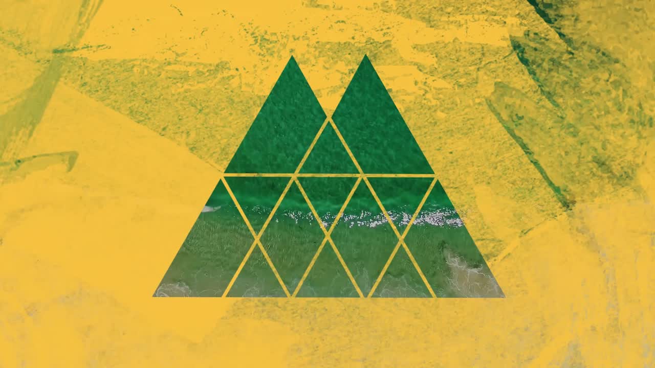 mar turquesa a través de la forma triangular amarilla en primer plano