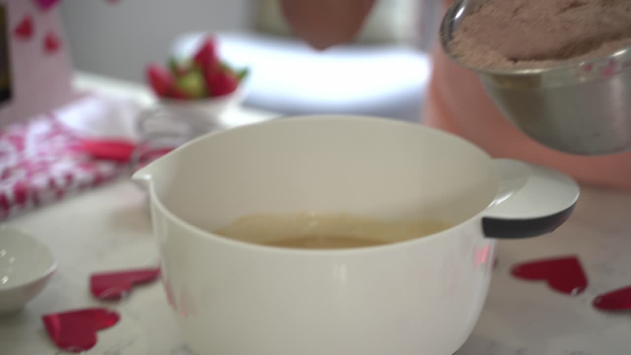 añadir la mezcla de pasteles de chocolate en la masa líquida haciendo un pastel especial del día de san valentín pastel de chocolate vegano sin huevos a base de plantas sin lácteos