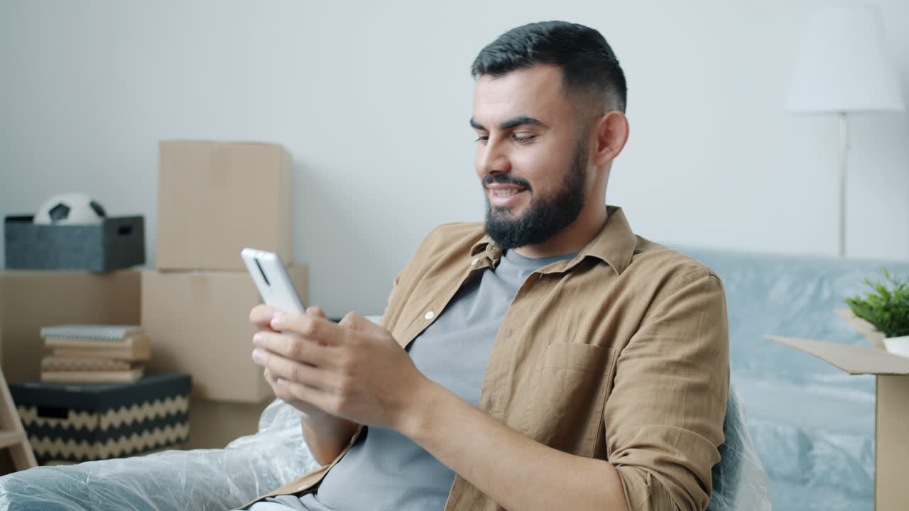 Hombre usando el teléfono durante una mudanza