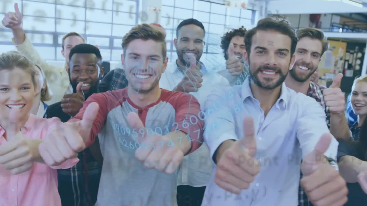animación del globo con procesamiento de datos sobre personas de negocios felices con los pulgares hacia arriba