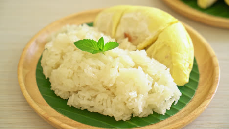 Durian-Con-Arroz-Pegajoso---Cáscara-Dulce-De-Durian-Con-Frijol-Amarillo,-Arroz-Durian-Maduro-Cocinado-Con-Leche-De-Coco---Postre-Tailandés-Asiático-Comida-De-Frutas-Tropicales-De-Verano-6