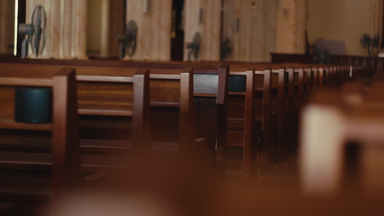 교회 안의 좌석 줄은  비어 있습니다.