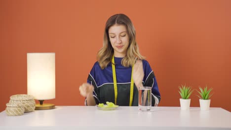 la mujer joven a dieta hace una elección.