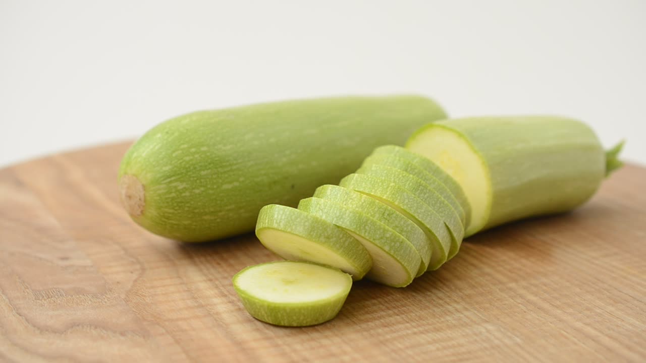 Zucchine su un tagliere. Riprese in movimento