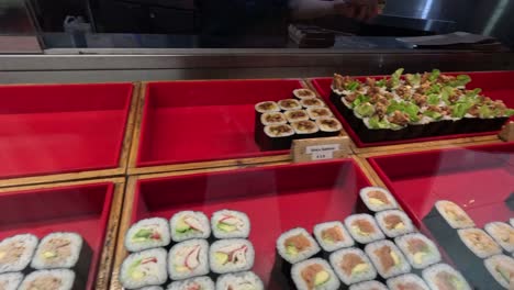 varios tipos de sushi exhibidos y servidos