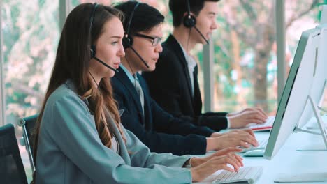 personas de negocios que usan auriculares trabajando en la oficina