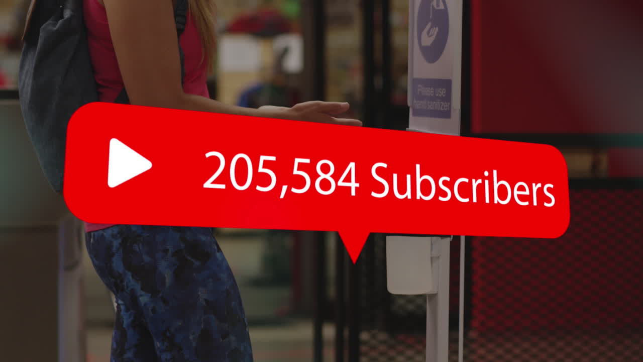 animación del icono de los medios sobre una mujer caucásica con máscara facial desinfectando las manos