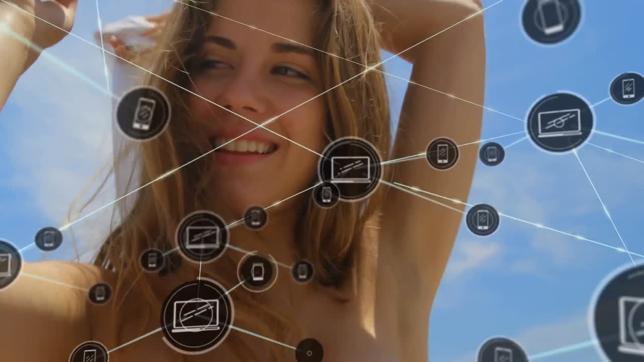 animación de una red de conexiones sobre una mujer feliz en la playa