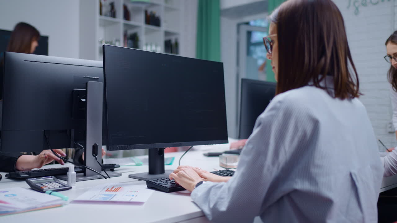 사무실 에서 컴퓨터 에서 일 하는 여자