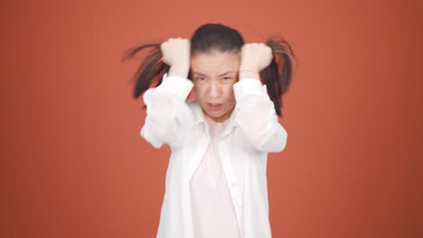 카메라 앞에서 신경 ⁇ 약을 겪고 있는 여성.