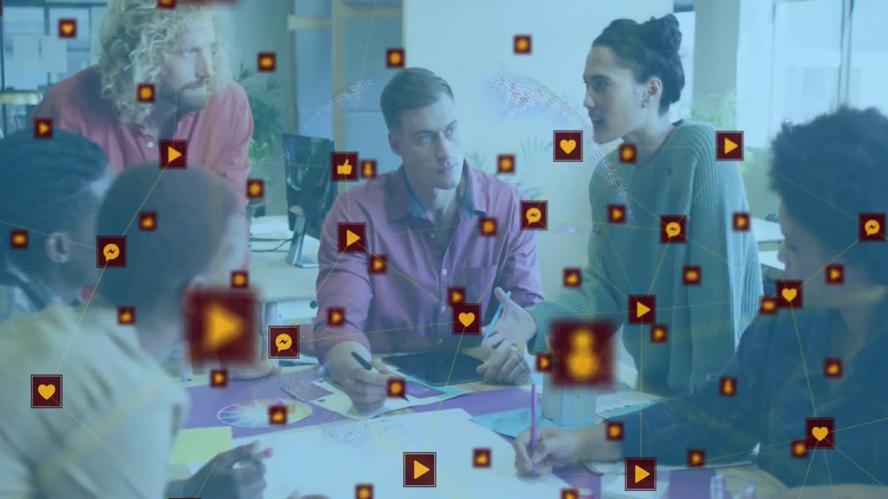 animación de la red de iconos digitales, girando el globo sobre diversos colegas discutiendo en la oficina
