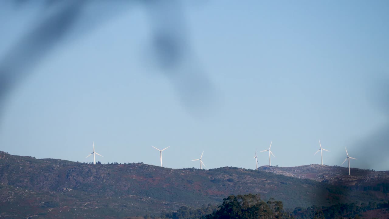 멀리 아름다운 산에 풍차