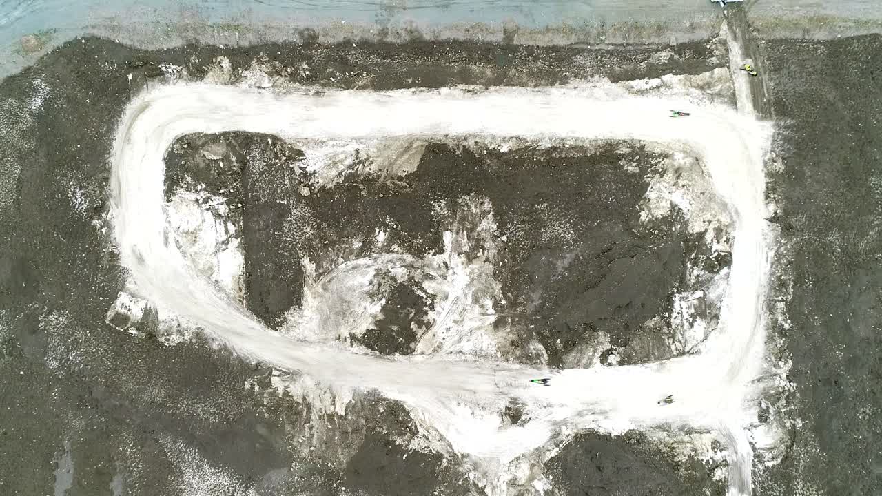 3대의 스노모빌이 거대한 눈덩이를 켭니다.