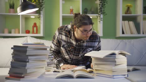 estudiante universitario cansado y estresado.