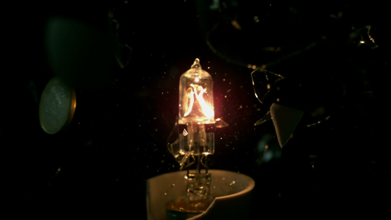 검은 바탕에서 폭발하는 전구