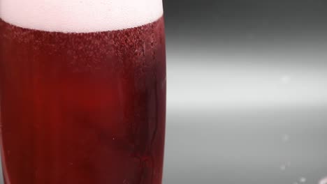 verter sidra de cereza en un vaso, primer plano