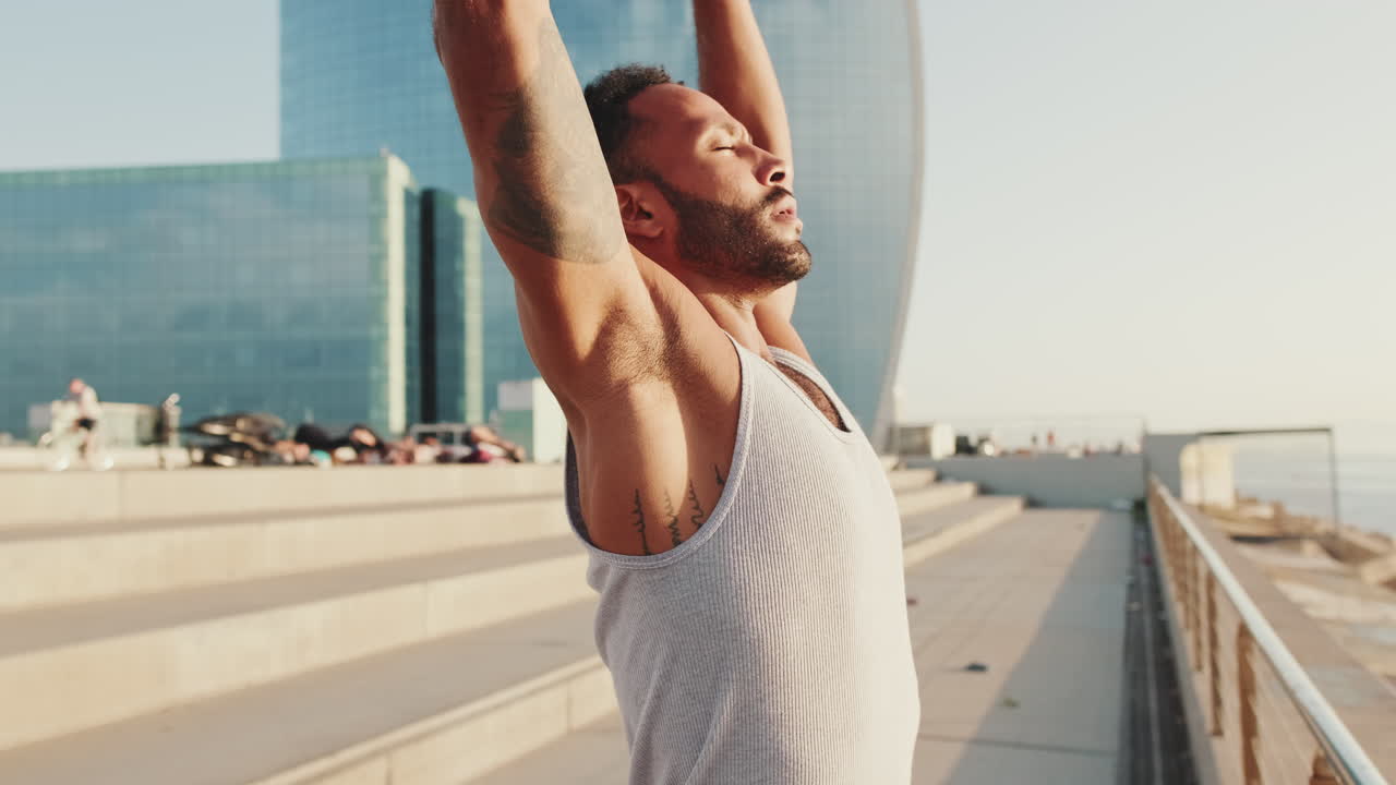 야외에서 스트레칭하는 남자