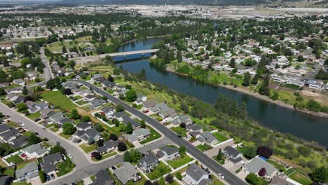 Toma-Aérea-En-órbita-De-Los-Barrios-A-Lo-Largo-De-Las-Orillas-Del-Río-Spokane.