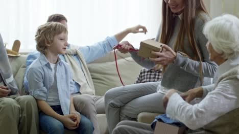 familia abriendo regalos durante la ducha de bebé