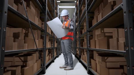 trabajador del almacén revisando el plan de inventario