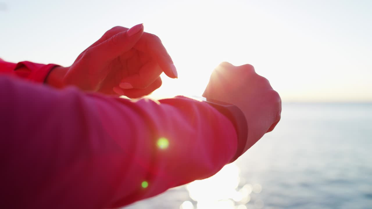 히스패닉 여성에 대한 빛 플레어의 스마트 시계