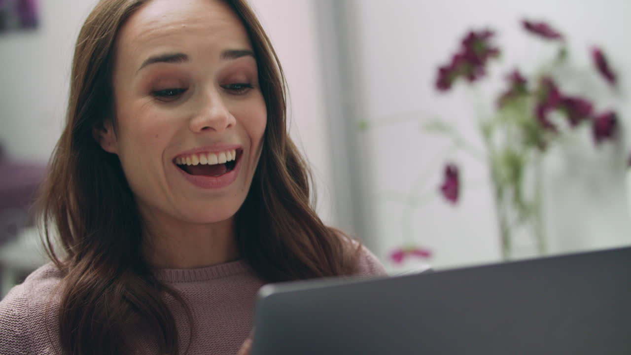 mujer de negocios feliz haciendo una videollamada en la computadora portátil. cara de mujer sonriente