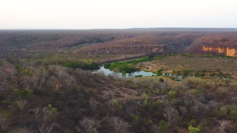 Toma-Aérea-Con-Drones-Del-Río-Parwati-Cubierto-De-Densos-Bosques-Semiáridos-Y-Colinas-A-Su-Alrededor-En-La-Zona-De-Shivpuri-De-Madhya-Pradesh,-India