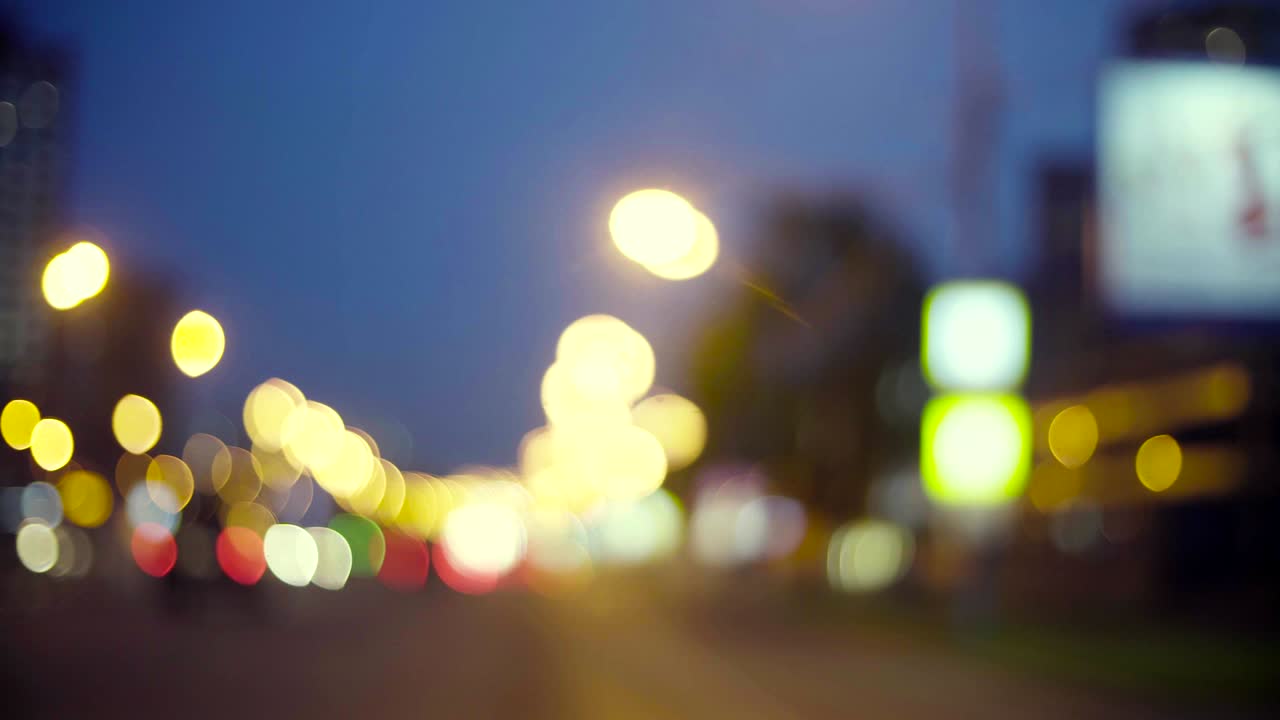 semáforos desenfocados por la noche en moscú