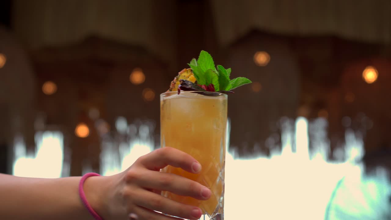 mujer barman mujer mixólogo espectáculo presente bebida en la playa latino méxico restaurante mexicano puesta de sol fresco mojito daiquiri cítricos vaso dama belleza sonrisa