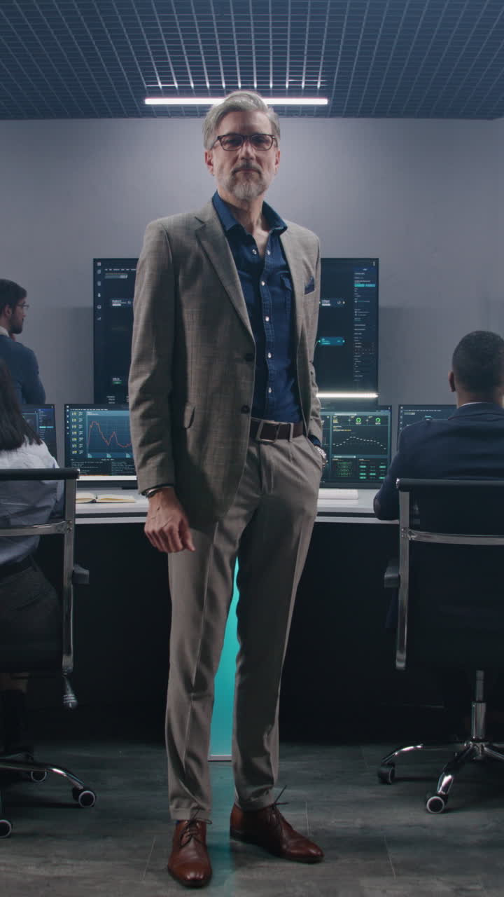 hombre de negocios en una sala de control moderna