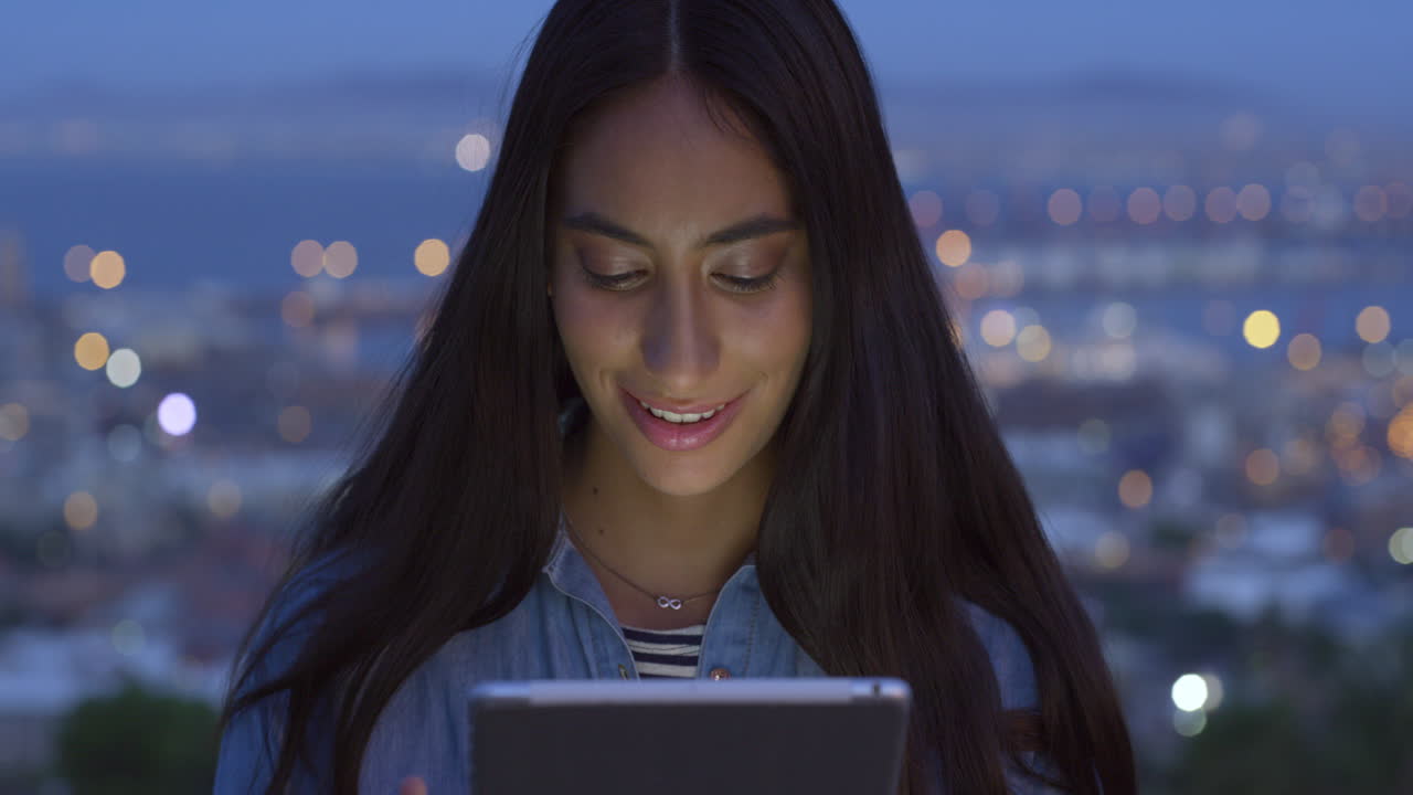 mujer, tableta digital y fondo de la ciudad por la noche