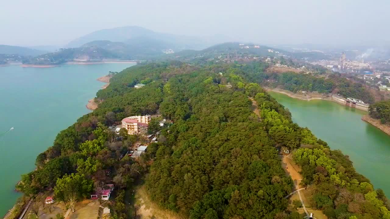 lago prístino en el borde de los bosques de montaña tomas aéreas en el video de la mañana se toma en el lago umiyam shillong meghalaya india
