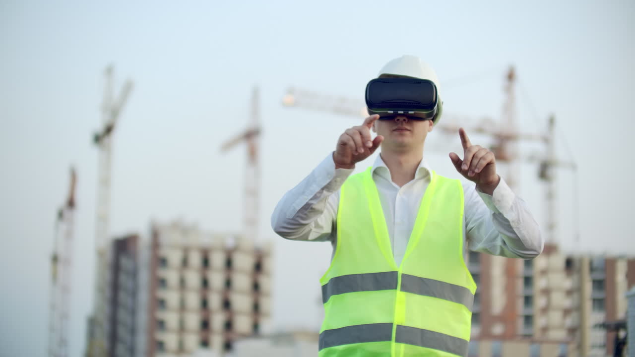 un trabajador en el sitio de construcción con gafas vr ciudad inteligente