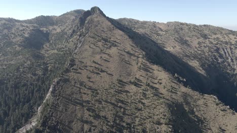 Orbita-Alrededor-De-Una-Pequeña-Montaña-Con-Un-Dron