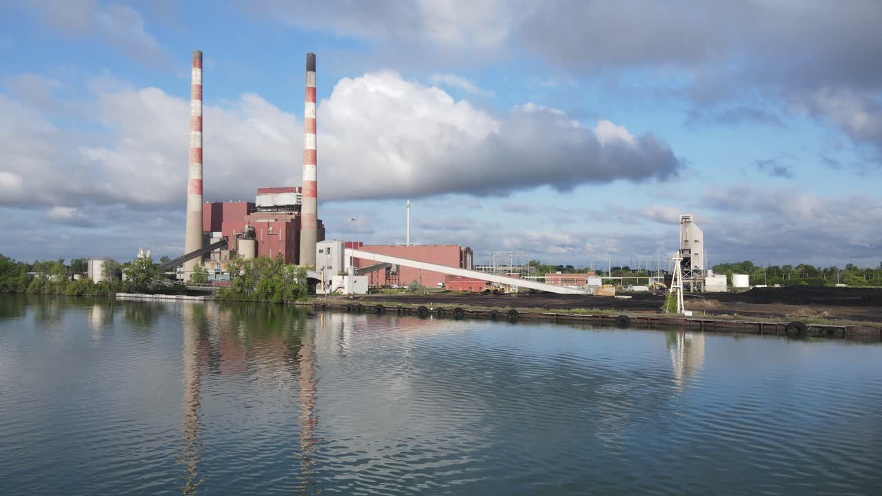 planta de energía del canal de trenton, chimeneas de la planta de energía de carbón abandonada en detroit, ee.uu.