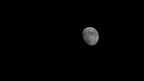 Mond-Mit-Dunkler-Wolke,-Die-Sich-Davor-Bewegt