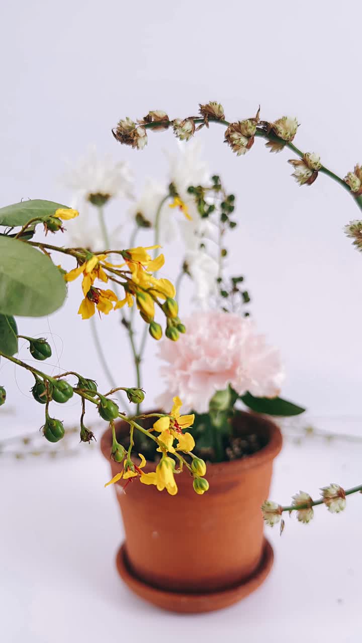 arreglo floral en una olla de terracota