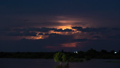 una tormenta eléctrica épica explota en el horizonte.